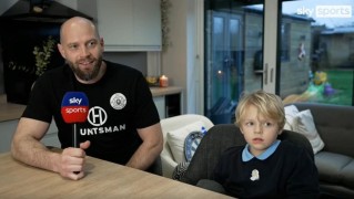 半岛体育-狼队被“偷鸡”小球迷父亲：后来去球场他们都叫我偷鸡块贼