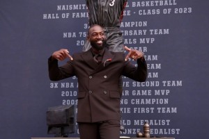 半岛体育-韦德谈雕像争议：从泥塑到铜制成品差异很大 乔丹的也不像