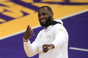 半岛体育-不走了！詹姆斯：希望在湖人退役 希望成为球队传奇