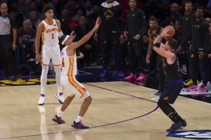 半岛体育官方入口-解说员都喊“Luka Magic”！东契奇连续扔进3记三分 湖人轰21-2！