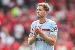 刚当队长就被挖？英媒：热刺有意小蜜蜂中卫科林斯，预计很快接触