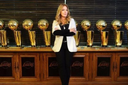 半岛体育-【声音】珍妮·巴斯：詹皇奠定球队基础 不惧篮网挑战